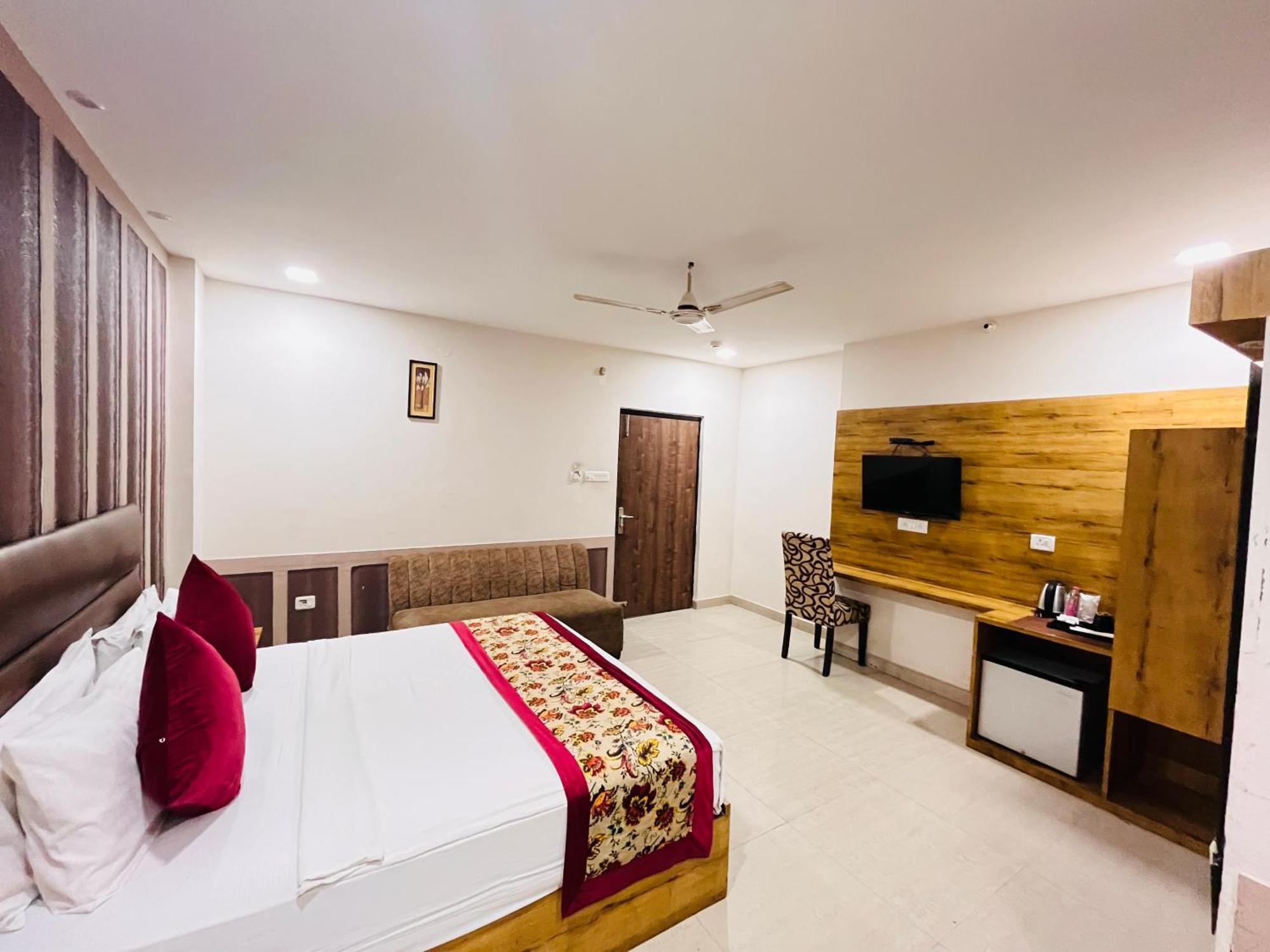 Crown Hotel Agra Near Taj Mahal Екстер'єр фото