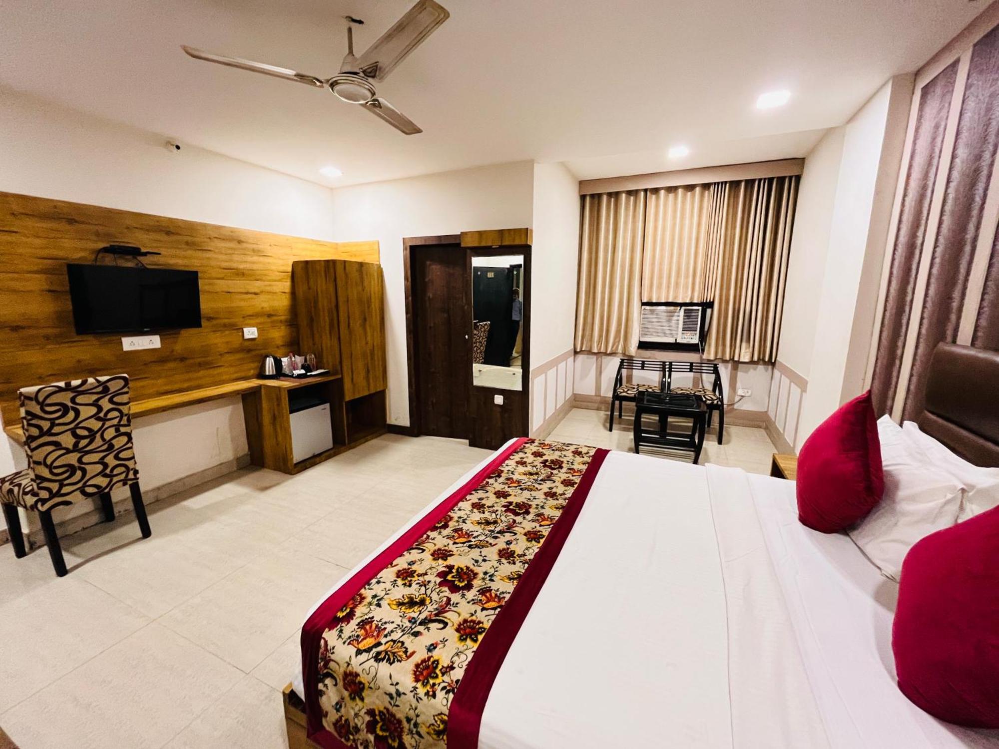 Crown Hotel Agra Near Taj Mahal Екстер'єр фото