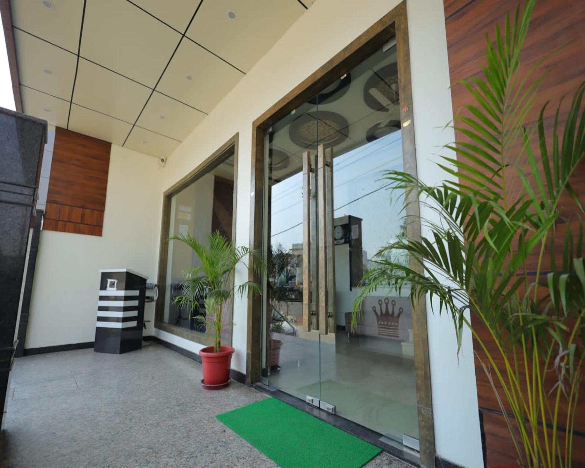 Crown Hotel Agra Near Taj Mahal Екстер'єр фото