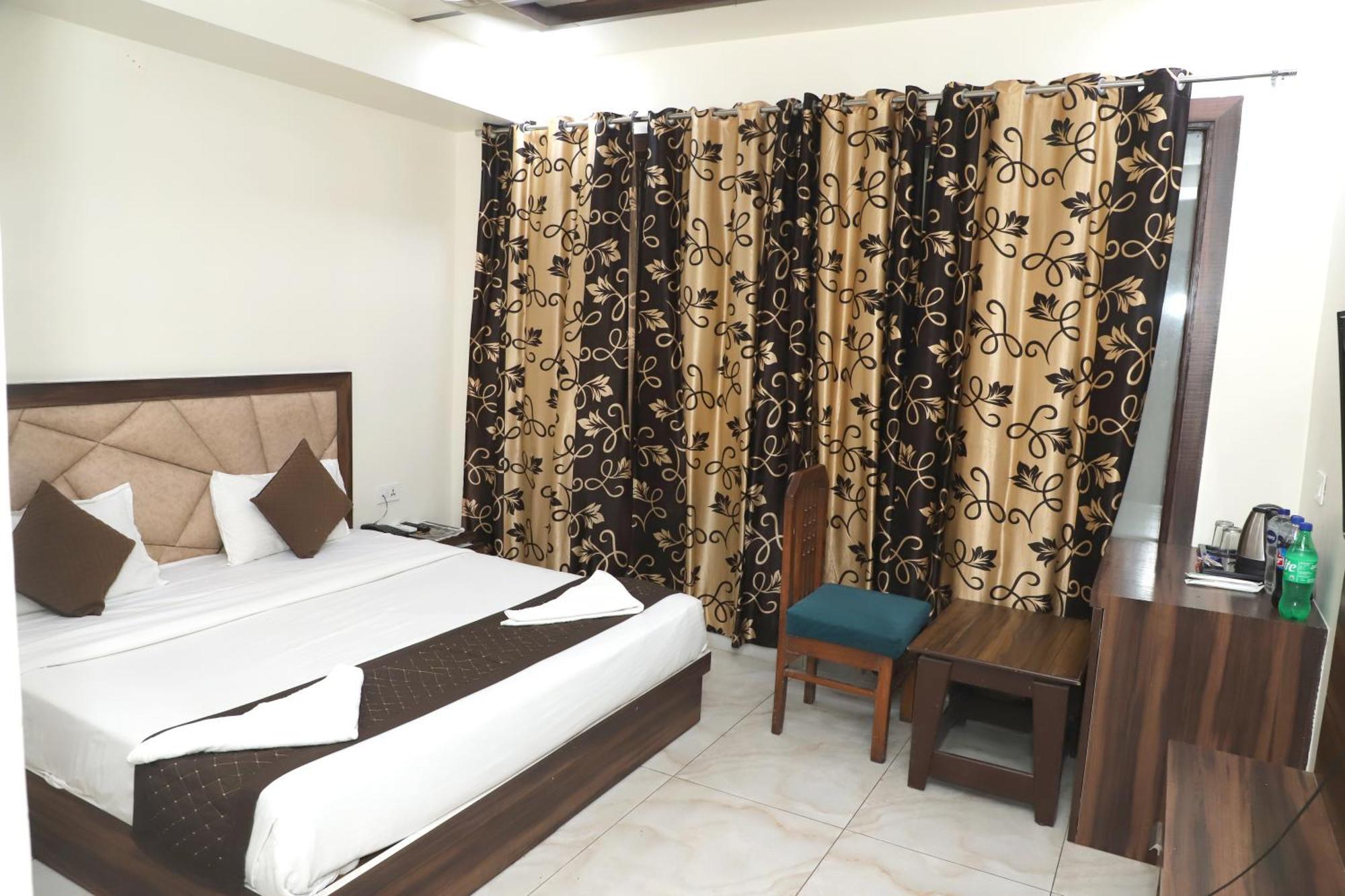 Crown Hotel Agra Near Taj Mahal Екстер'єр фото