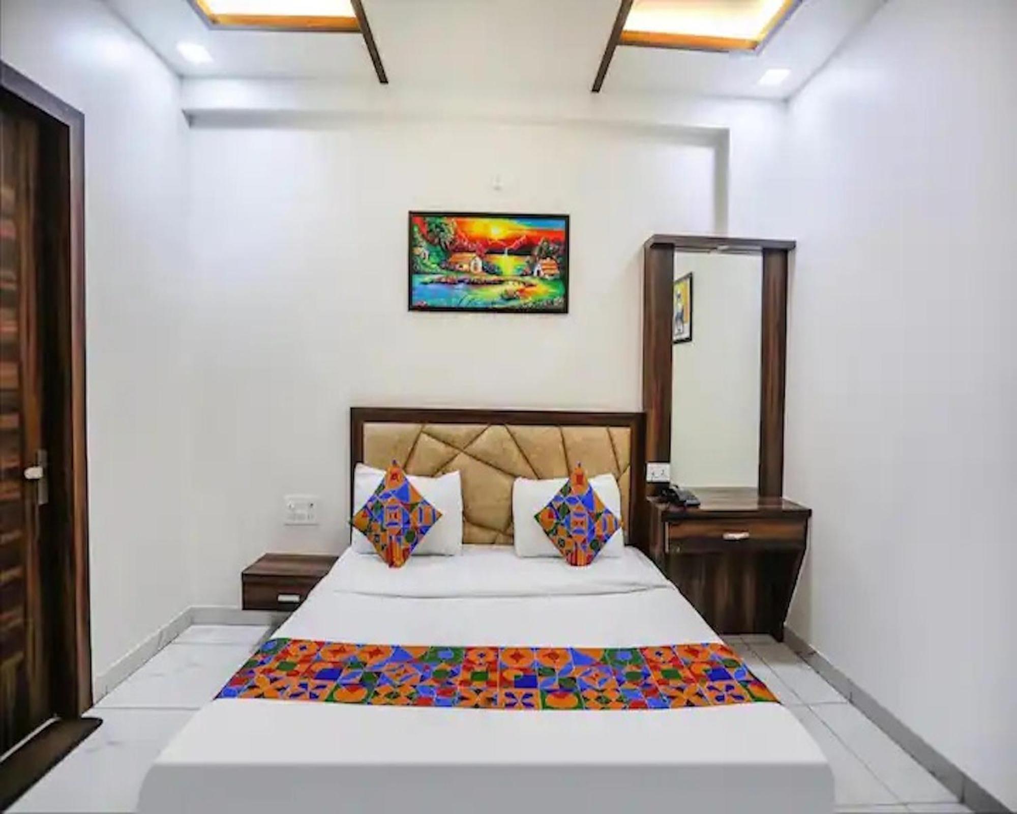 Crown Hotel Agra Near Taj Mahal Екстер'єр фото