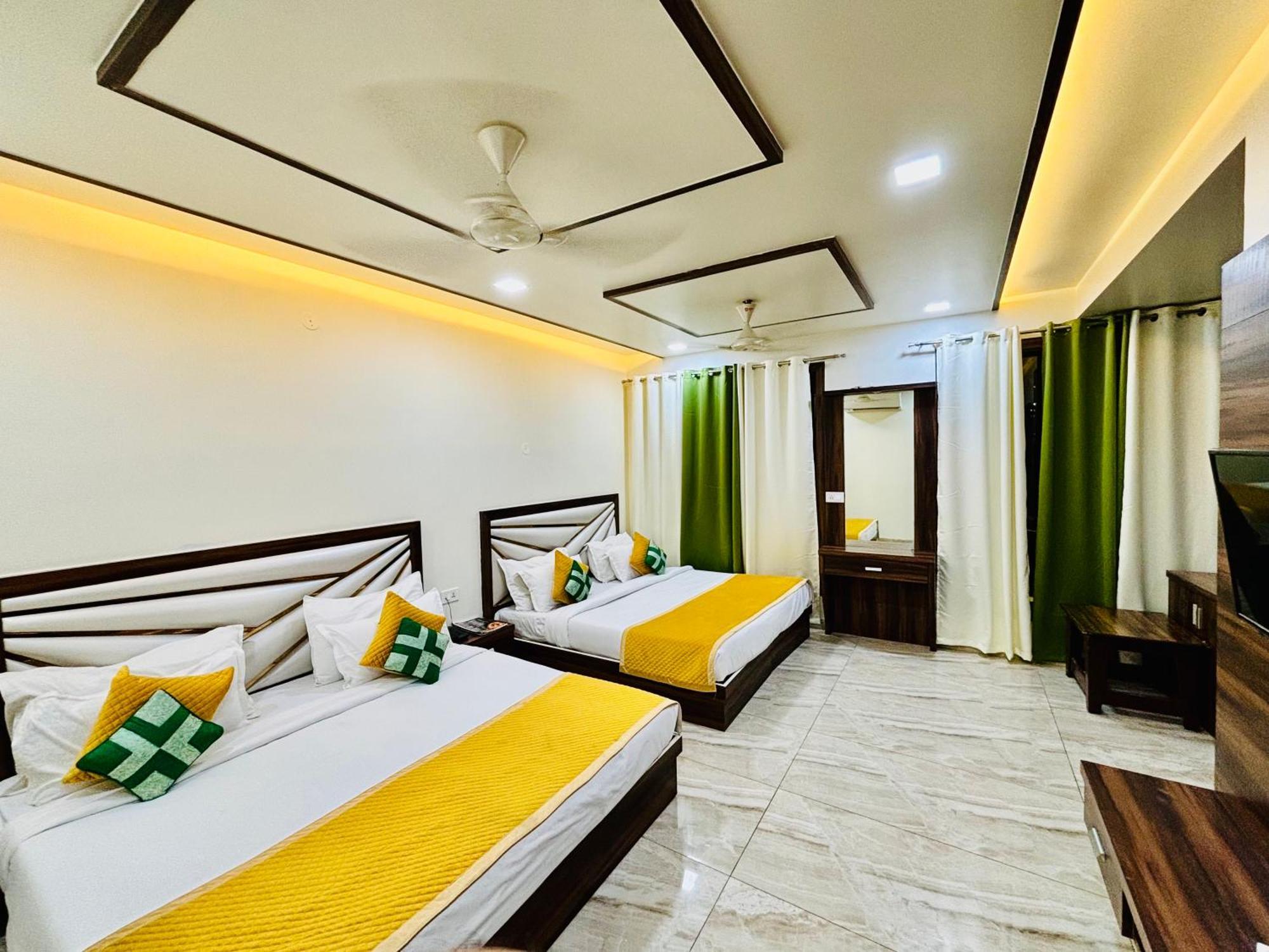 Crown Hotel Agra Near Taj Mahal Екстер'єр фото