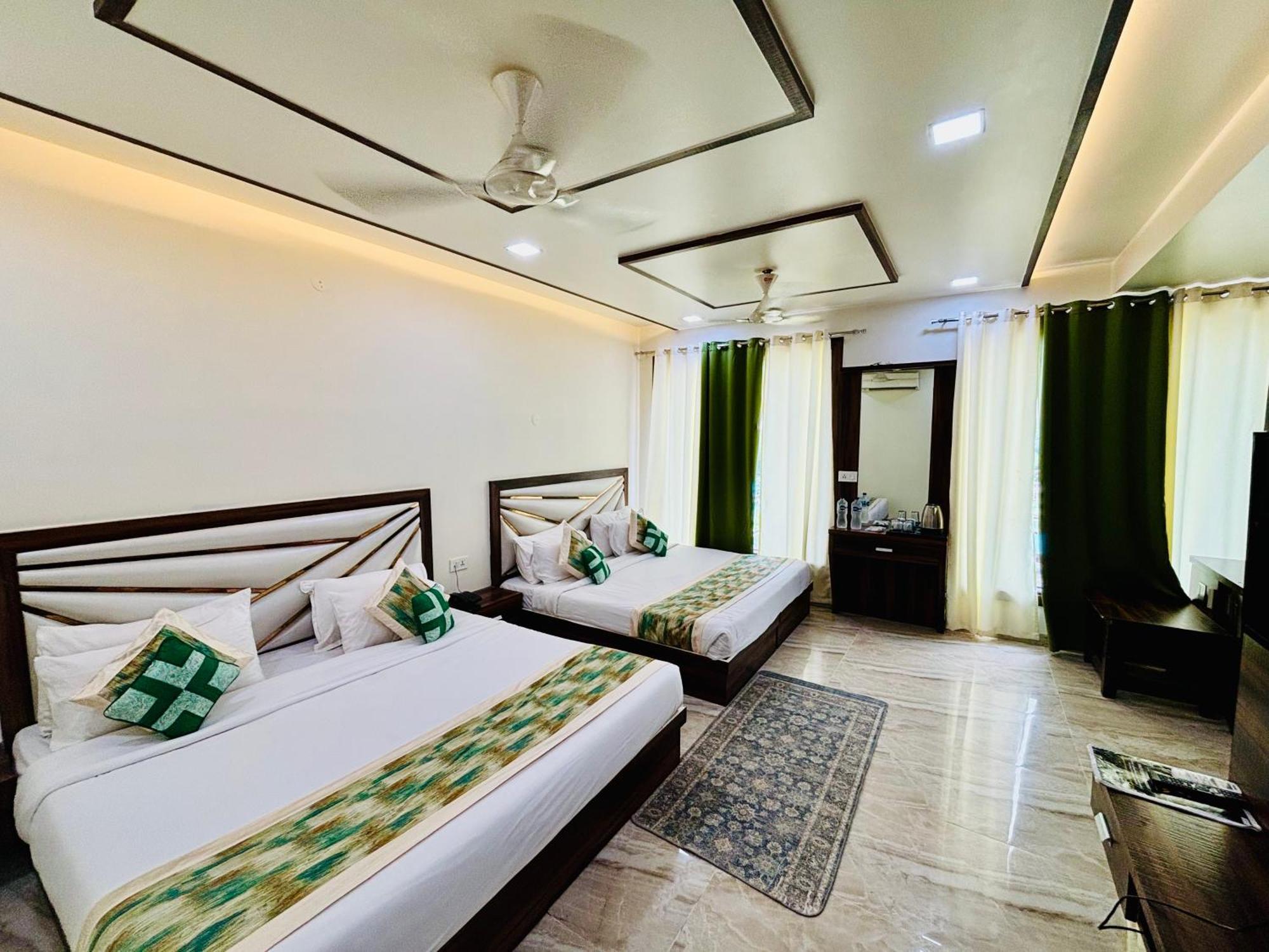 Crown Hotel Agra Near Taj Mahal Екстер'єр фото